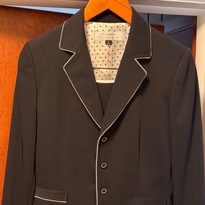 Tahari 2 pc suit with elegant piping size 8